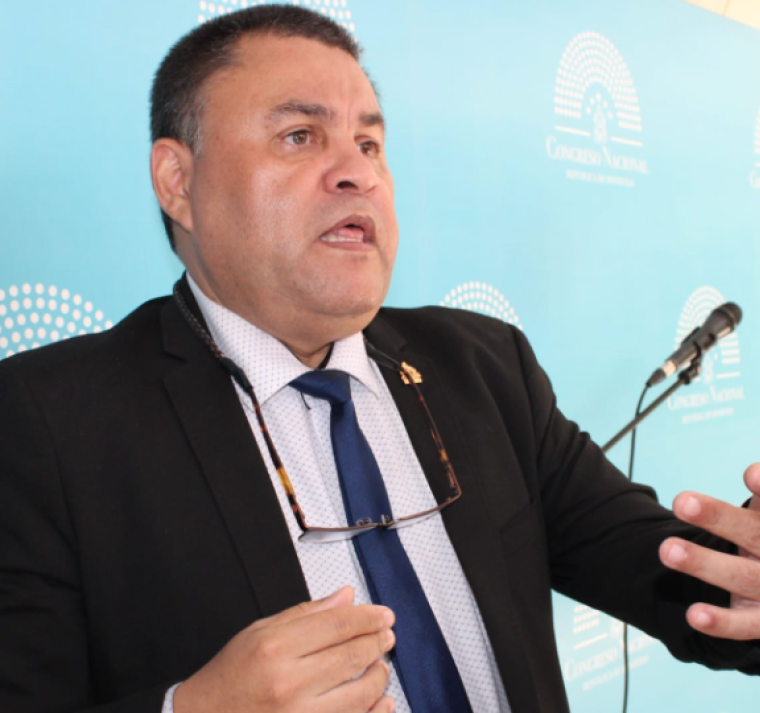 El Dr. Umaña advierte que el número real de casos de dengue podría estar cerca de los 100,000 