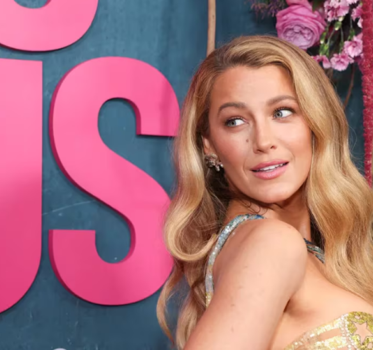 La estrella de “Gossip Girl” homenajeó a la artista usando una prenda cubierta de flores y mariposas