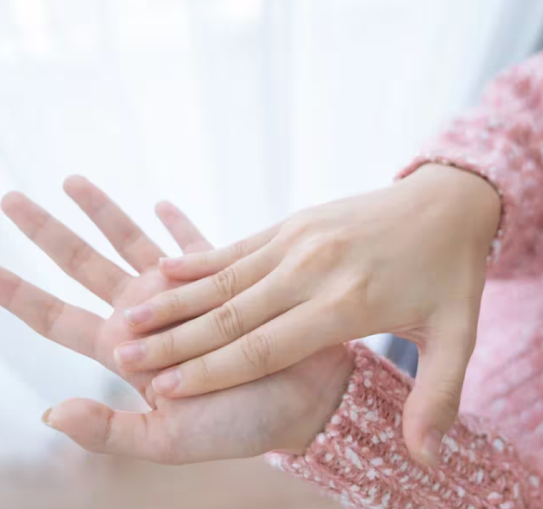 Las uñas son un indicador de la salud general del organismo, ya que su apariencia puede revelar deficiencias nutricionales y problemas metabólicos. 