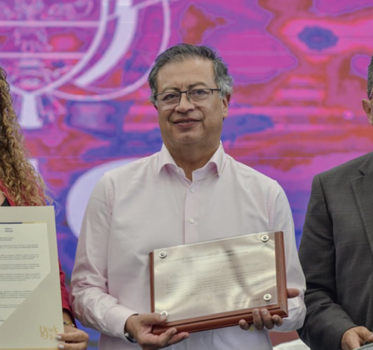 Petro inaugura la primera facultad de IA en América Latina