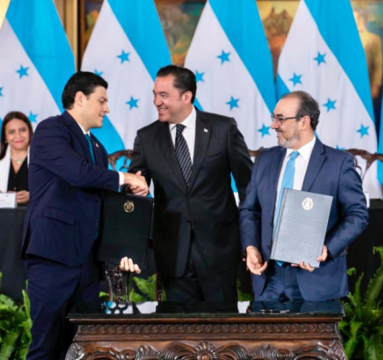 CAF y Honduras firman préstamos por 350 millones de dólares para proyectos sociales