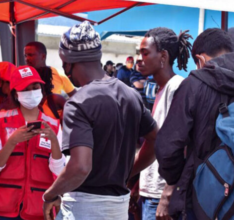 Instalan unidad móvil para atender a migrantes en la zona oriental del país 