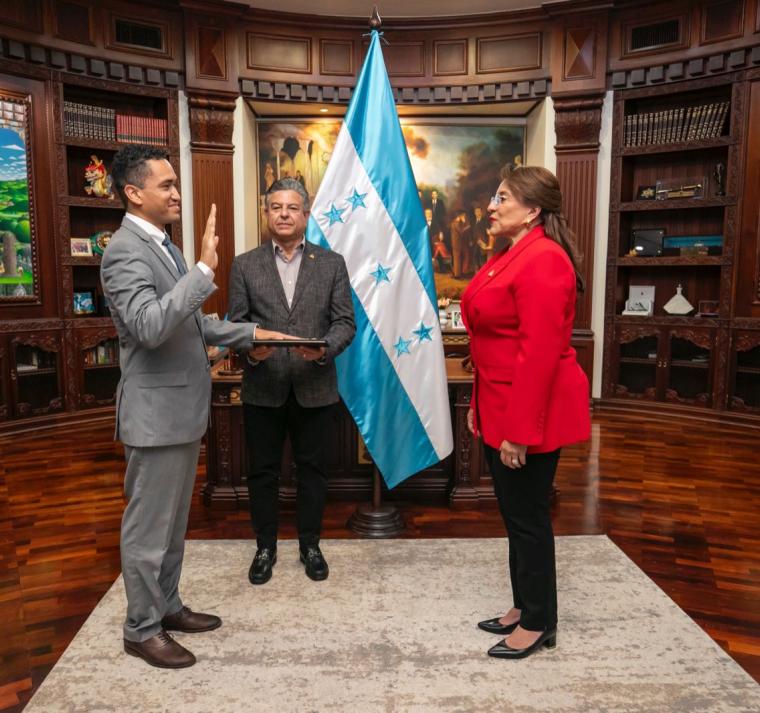 Gobierno juramenta a subsecretario de Defensa, directora del SAR, y ministro de Finanzas 