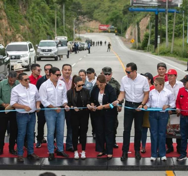Gobierno inaugura carretera de concreto hidráulico en la zona noroccidental