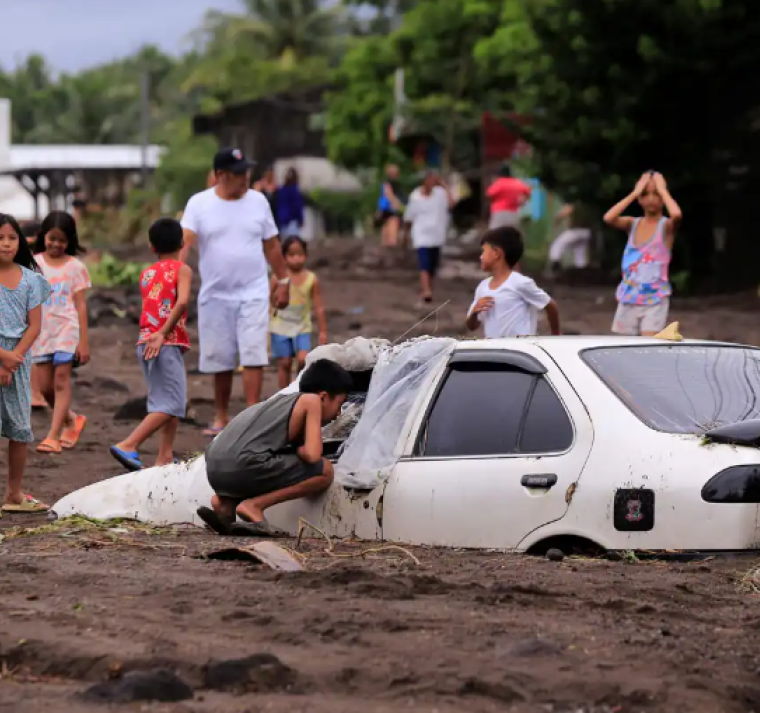 Sube a 110 el balance de muertos de tormenta tropical en Filipinas