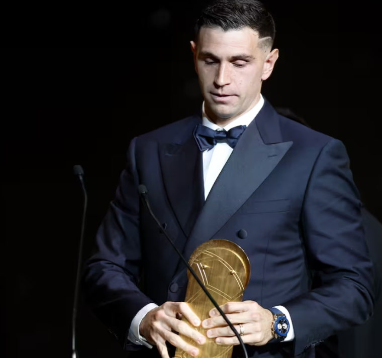 ‘Dibu’ Martínez repite como premio Yashin al mejor portero del año 