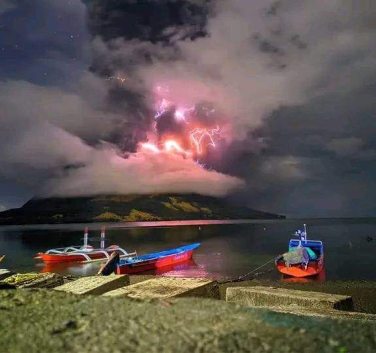 Una erupción volcánica en Indonesia quema casas y mata al menos a 10 personas 