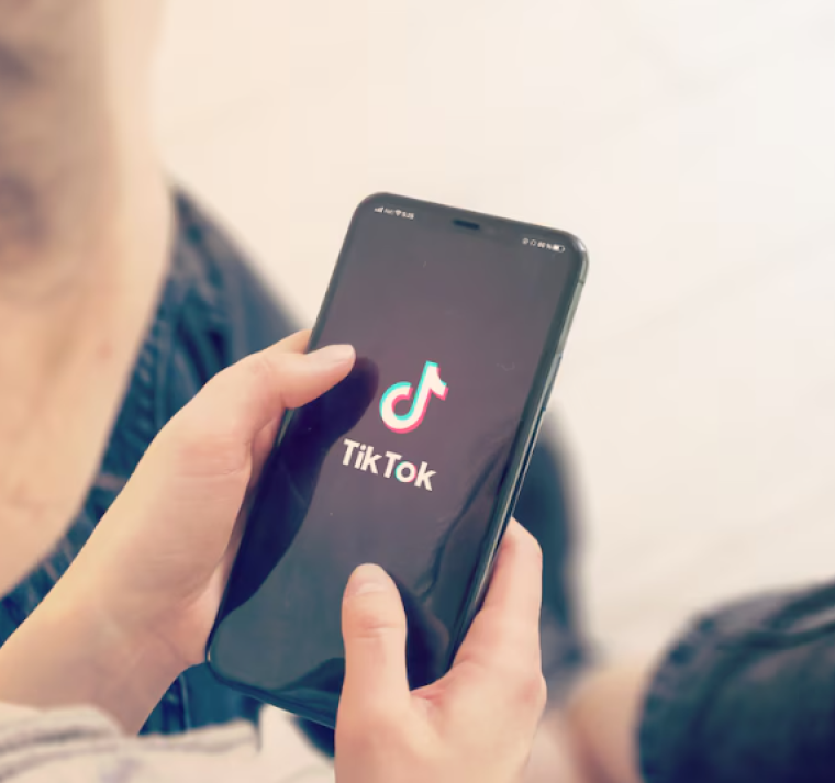 Siete familias en Francia denunciaron a TikTok por exponer a sus hijos adolescentes a contenidos nocivos 