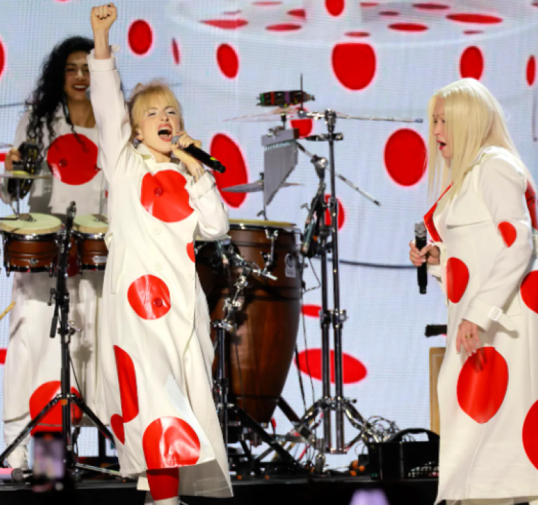 Cyndi Lauper invita a Hayley Williams de Paramore en concierto para interpretar el clásico «Girls Just Wanna Have Fun” 