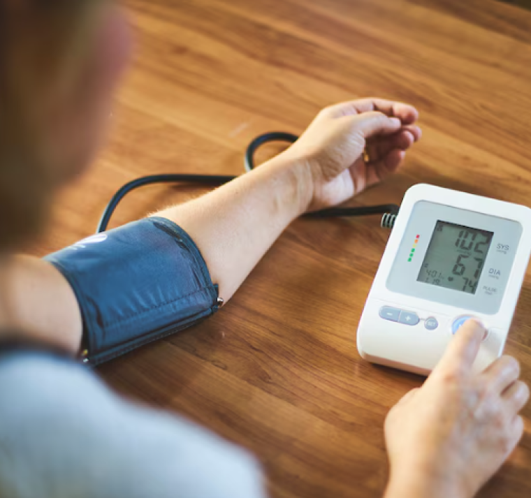 Un estudio mostró que sumar solo 5 minutos de ejercicio al día reduce la presión arterial 