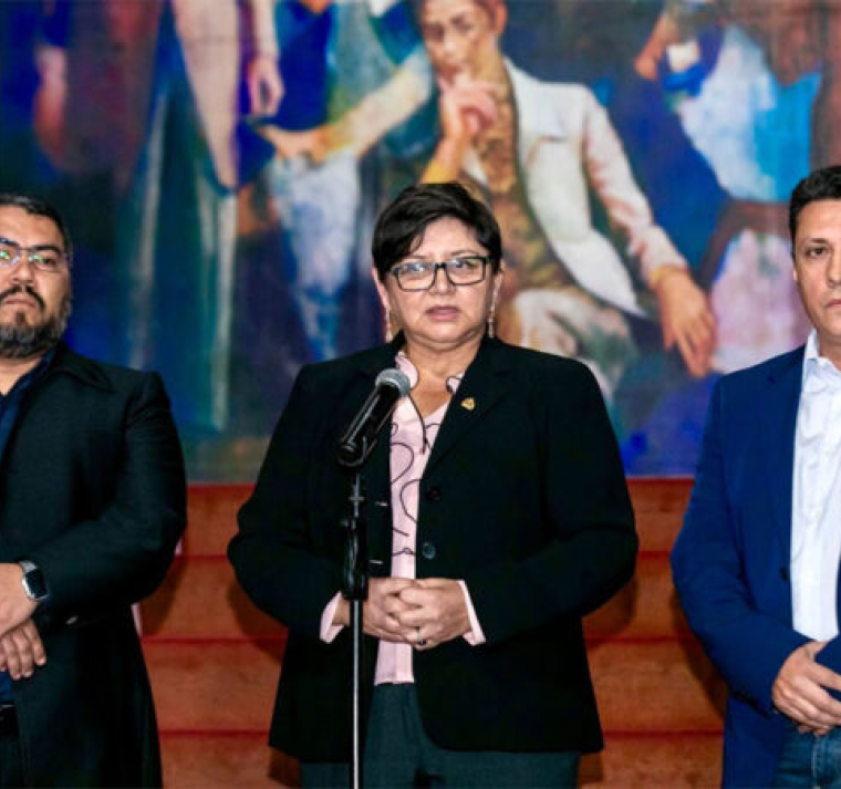 Presidenta juramenta a miembros de la comisión interventora del IHSS 