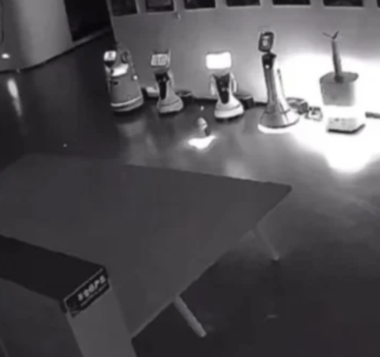 Un robot con IA convence a otros robots de abandonar su trabajo en una exposición en Shanghái 