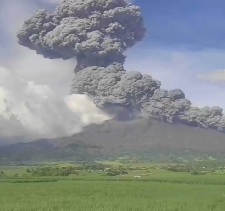 Filipinas comienza a evacuar a 87.000 personas por la erupción del volcán Kanlaon 