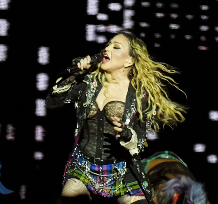 Madonna desató gran polémica en redes por sus fotografías junto al Papa Francisco hechas con IA