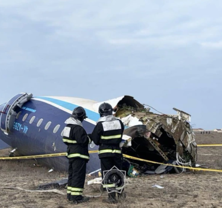 Un avión con 67 pasajeros a bordo se estrella en Kazajistán