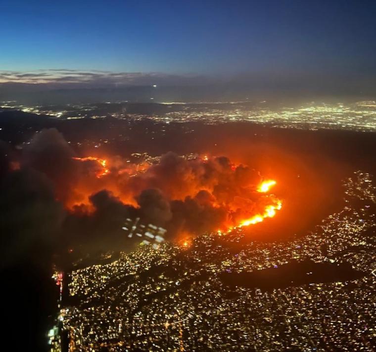 Devastadores incendios avanzan sin control en California y dejan 30.000 evacuados 