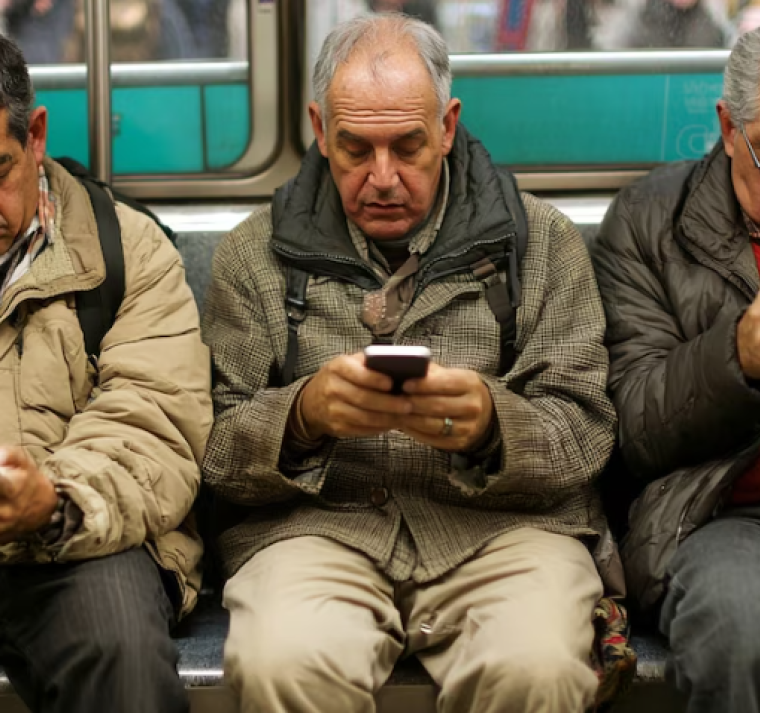 Consecuencias del uso excesivo del celular: el cuerpo se puede deformar 