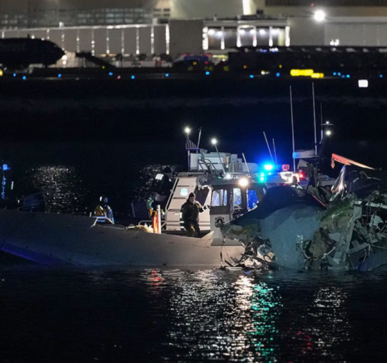 Avión comercial choca con un helicóptero cerca del aeropuerto de Washington