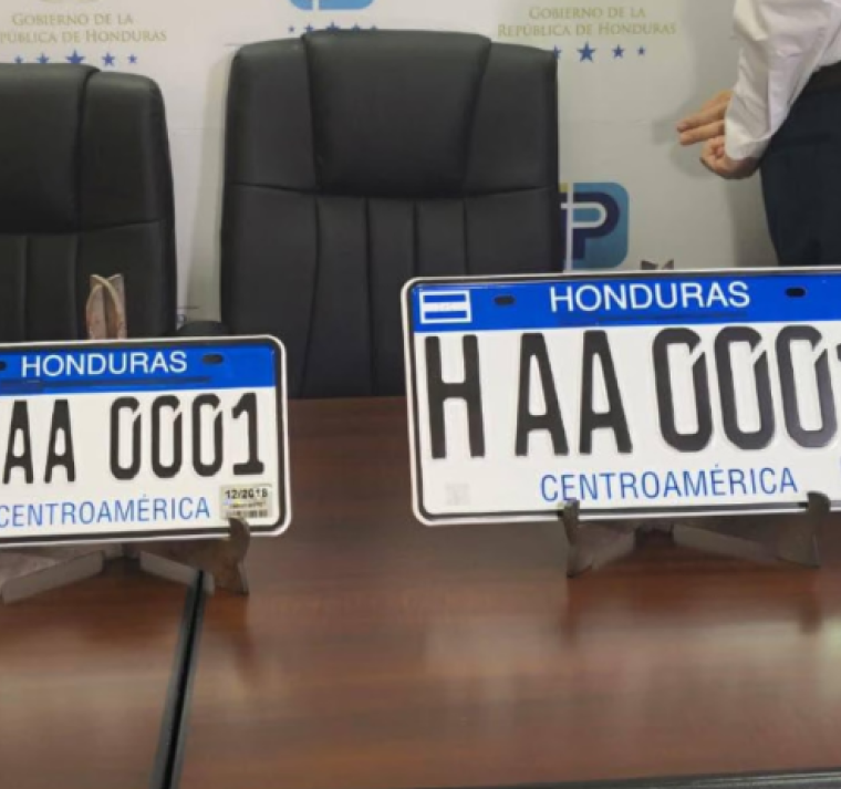 Tres empresas compiten para elaborar casi un millón de placas vehiculares pendientes 