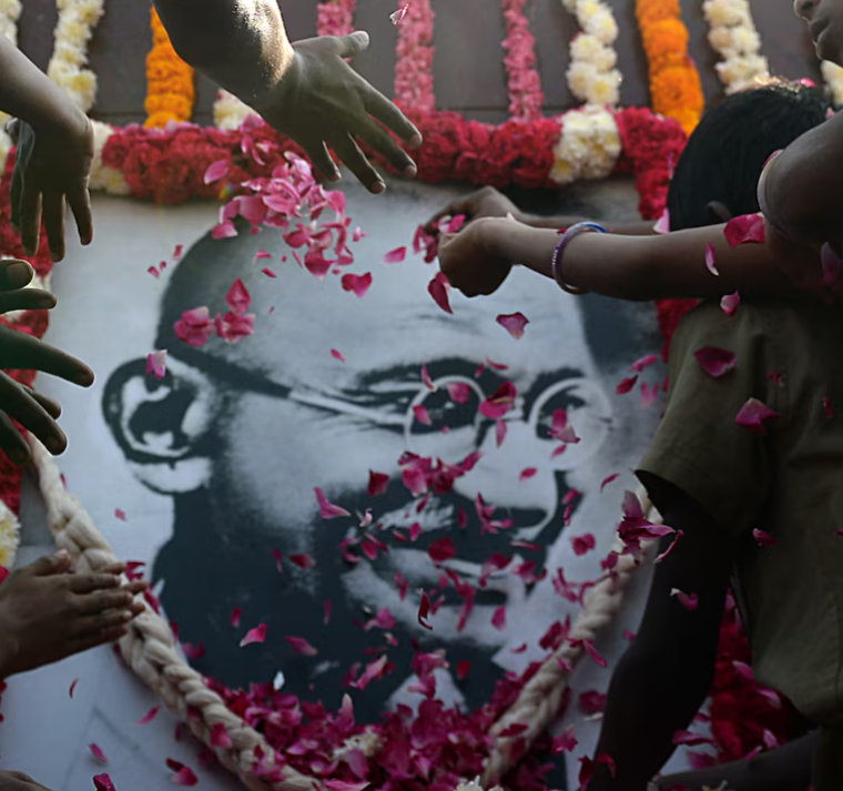 Día Escolar de la No Violencia y la Paz: por qué se celebra hoy y qué relación tiene con Mahatma Gandhi 