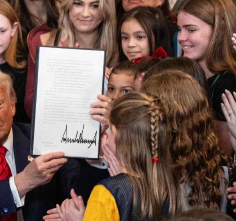 Trump firma una orden ejecutiva que prohíbe a las atletas trans en escuelas competir en deportes femeninos 