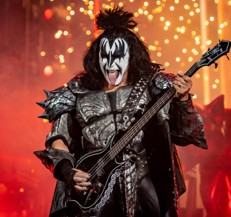 “El rock ya no está de moda, ser Swiftie es una cultura”: El bajista de la icónica banda Kiss reflexiona sobre el estilo musical 