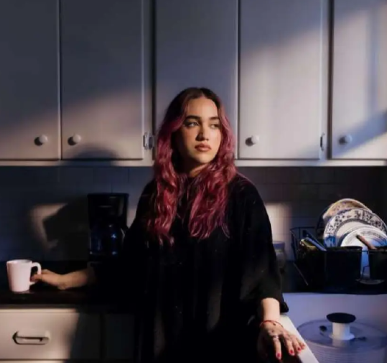 La ganadora del Latin Grammy®, ELA TAUBERT, lanza su nuevo sencillo, "¿Es en serio?"