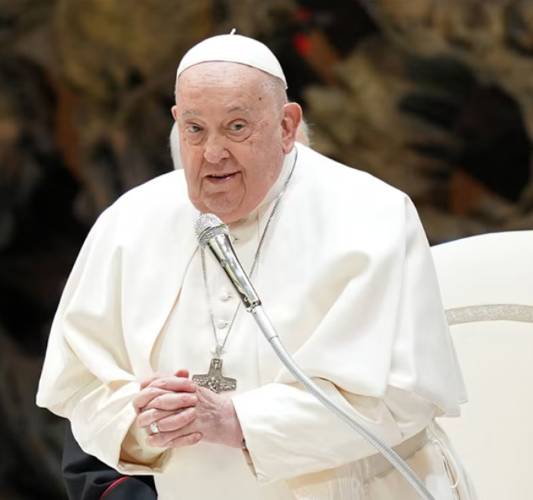 El papa sufre una crisis respiratoria y permanece en estado crítico