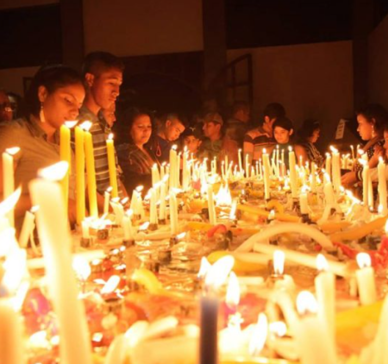 Feligreses encienden velas en Honduras por salud del papa