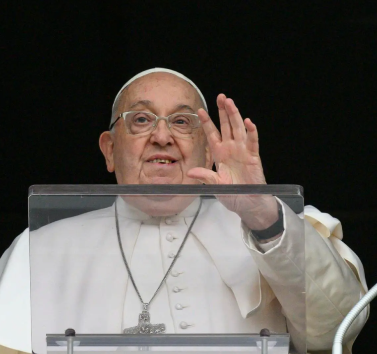 El TAC del papa Francisco muestra “una evolución normal del cuadro inflamatorio pulmonar”: leve mejoría en las últimas 24 horas 