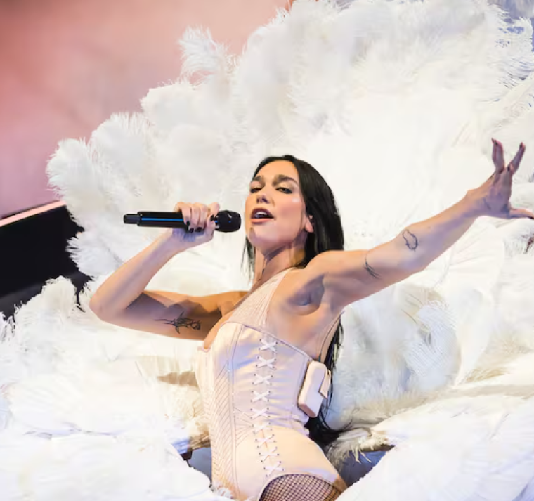 Dua Lipa rinde tributo a Natalie Imbruglia interpretando ‘Torn’ en Australia 