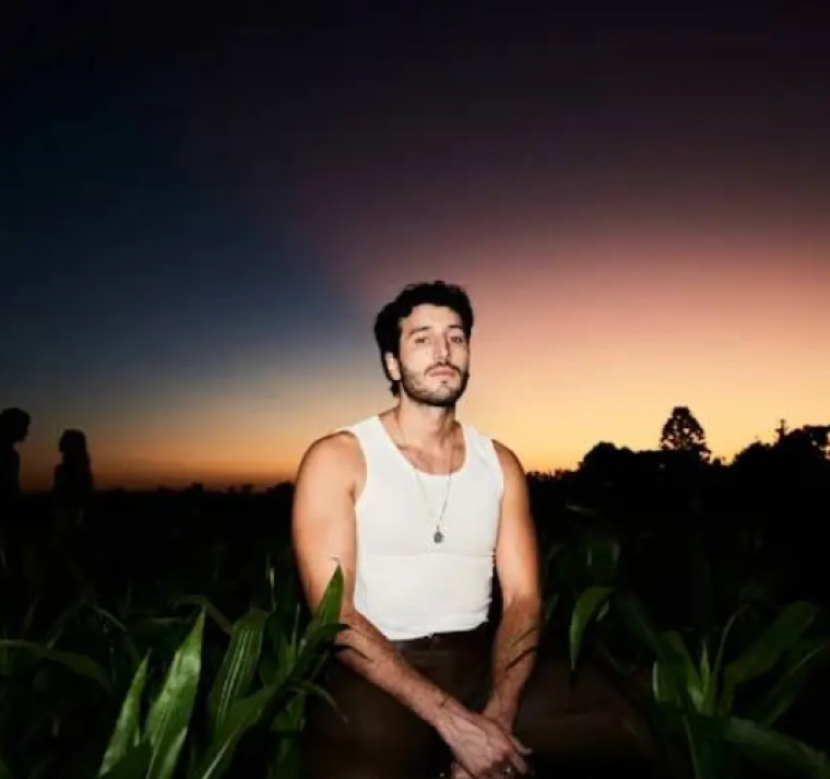 Sebastián Yatra transforma una historia de desamor en una obra de arte con su nuevo lanzamiento "La Pelirroja" 