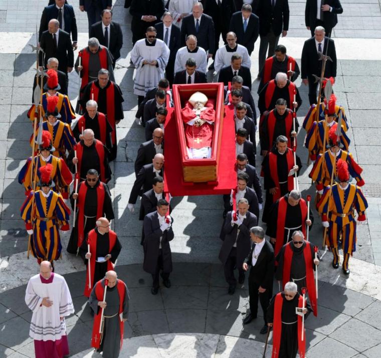 El féretro del papa Francisco llega a la basílica de San Pedro 