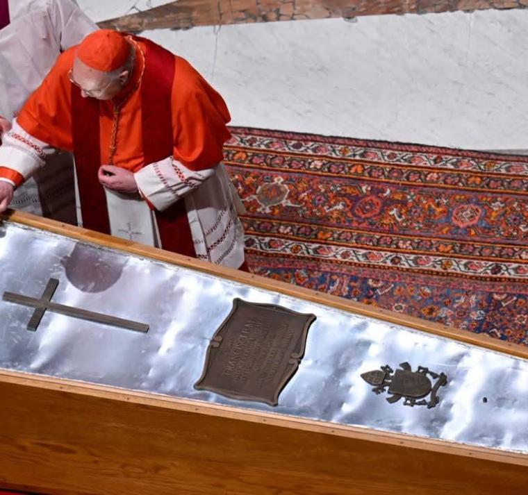 Sellan el ataúd del Papa Francisco con un testimonio de su valiente servicio y amor a los pobres 