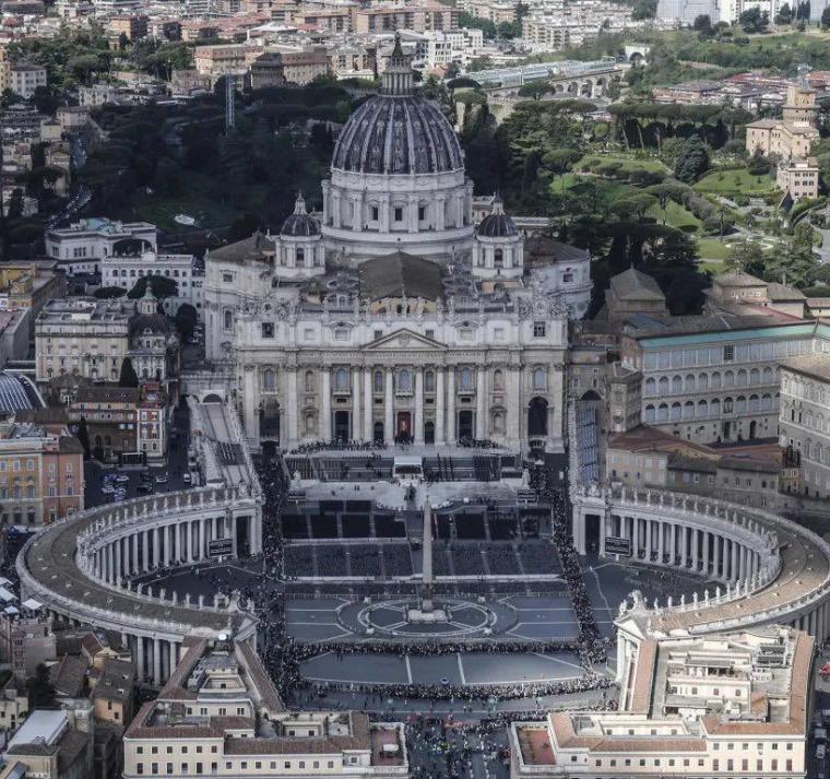 El Vaticano abre la Plaza de San Pedro a los fieles para asistir al funeral del papa Francisco 