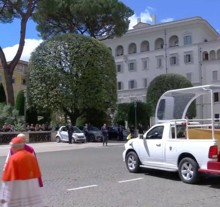  El cortejo fúnebre del papa abandona el Vaticano y recorre Roma hasta su sepultura 