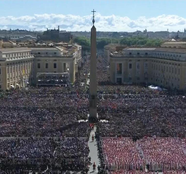 Capilla ardiente del papa Francisco cierra con 250,000 visitantes 