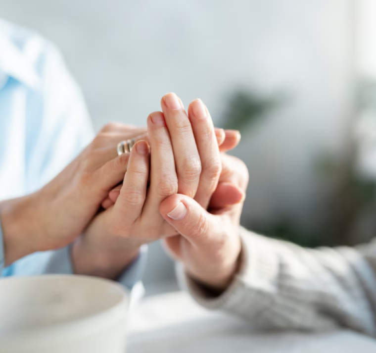 Cómo funciona el dispositivo cerebral con IA que redujo temblores y rigidez en pacientes con Parkinson 