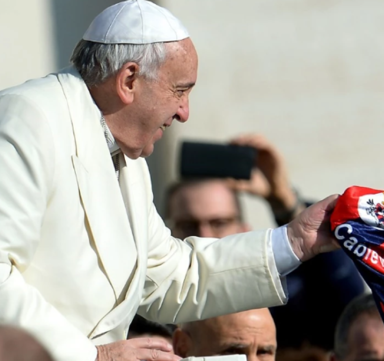 «Día triste» por el adiós de Francisco, un papa con «pasión por el fútbol» 