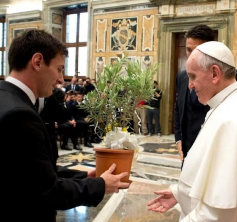 Messi recuerda al papa Francisco: Hizo del mundo un lugar mejor 