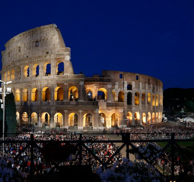 Italia apaga el Coliseo para honrar la memoria del papa Francisco 