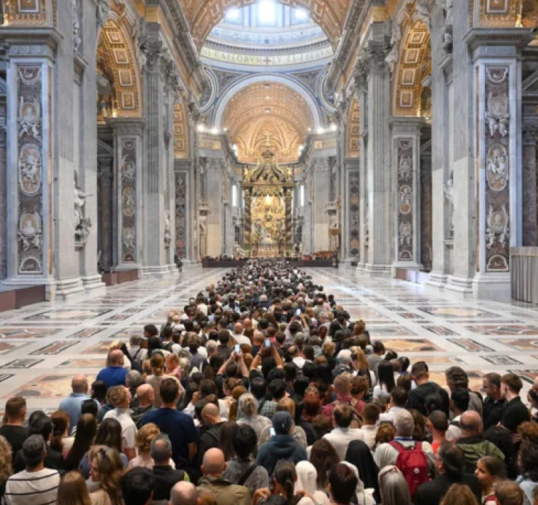 Casi 20,000 personas han pasado ante el féretro del papa en su primer día en la basílica 