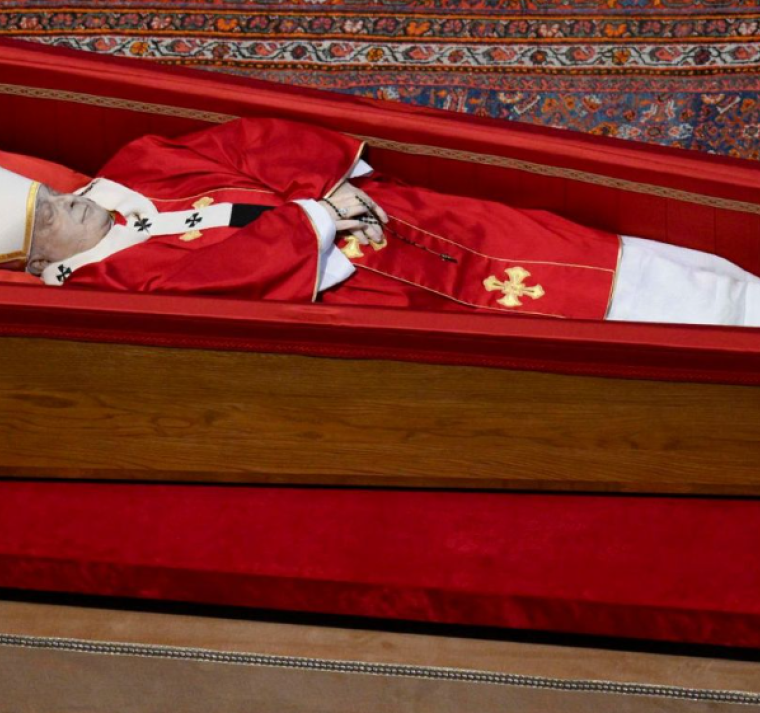 4 símbolos del rito de cierre del ataúd del Papa Francisco 