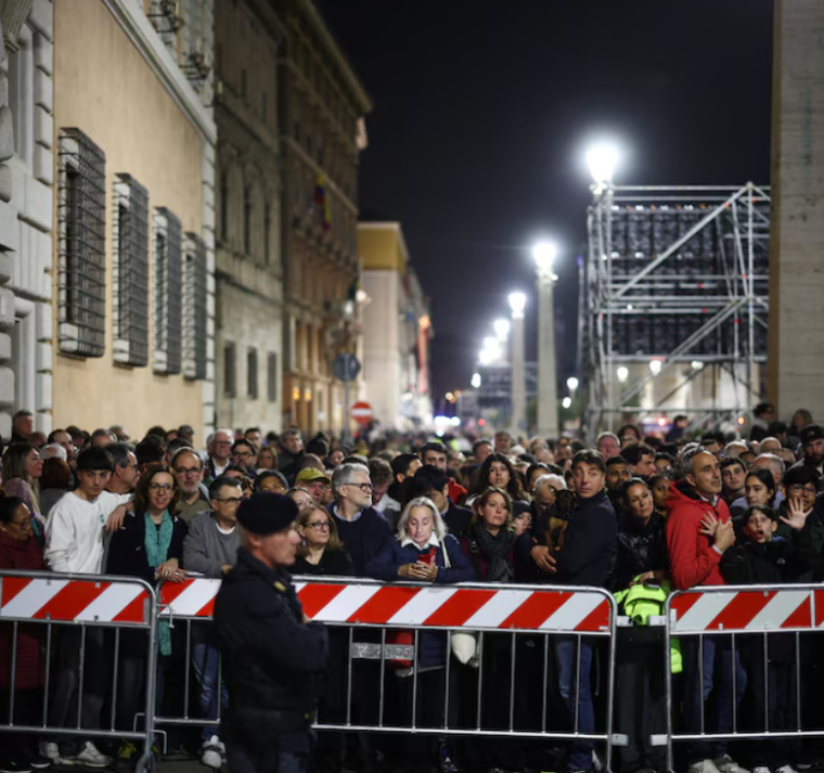 Peregrinos empiezan a hacer cola 12 horas antes del funeral del Papa Francisco 