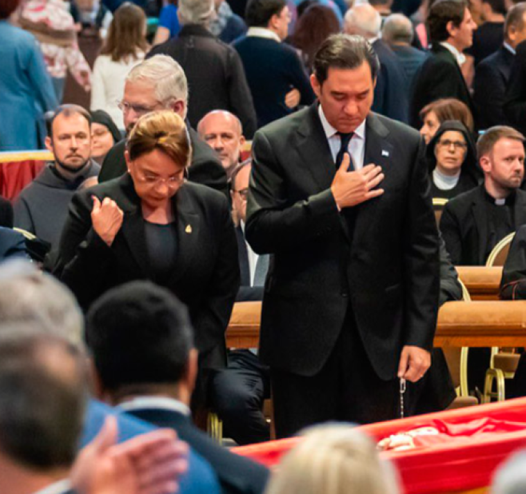 Presidenta Xiomara Castro destaca compromiso del Papa con los más necesitados del mundo 