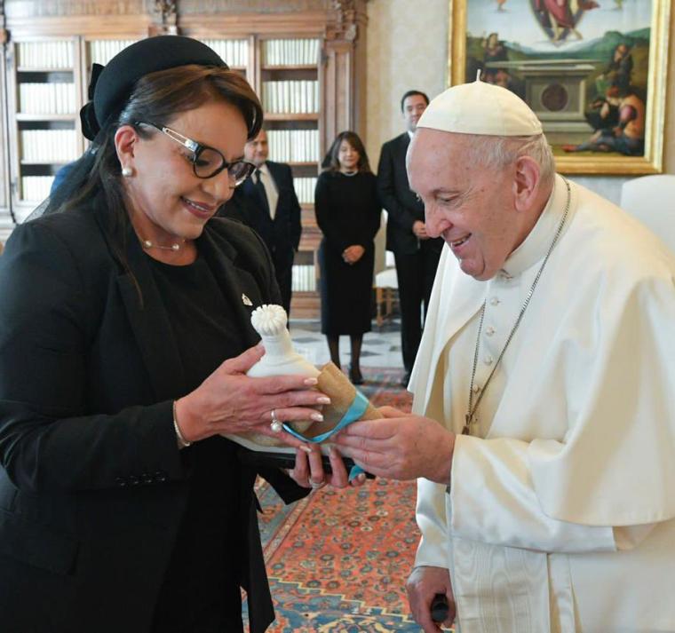 Presidenta Xiomara Castro lamenta la muerte del papa Francisco 
