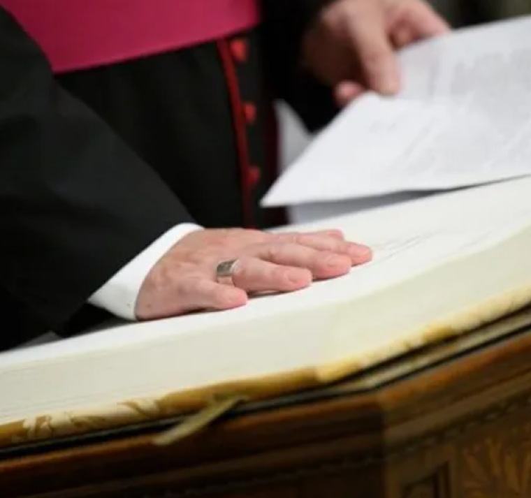 Los cardenales realizan el juramento previo al cónclave 