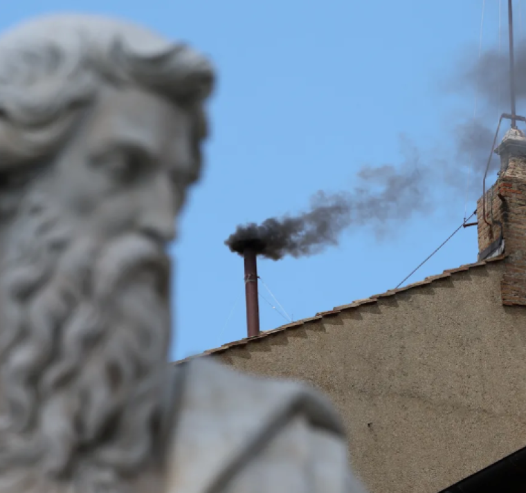 Segunda fumata negra en el Vaticano tras la segunda y tercera votación 