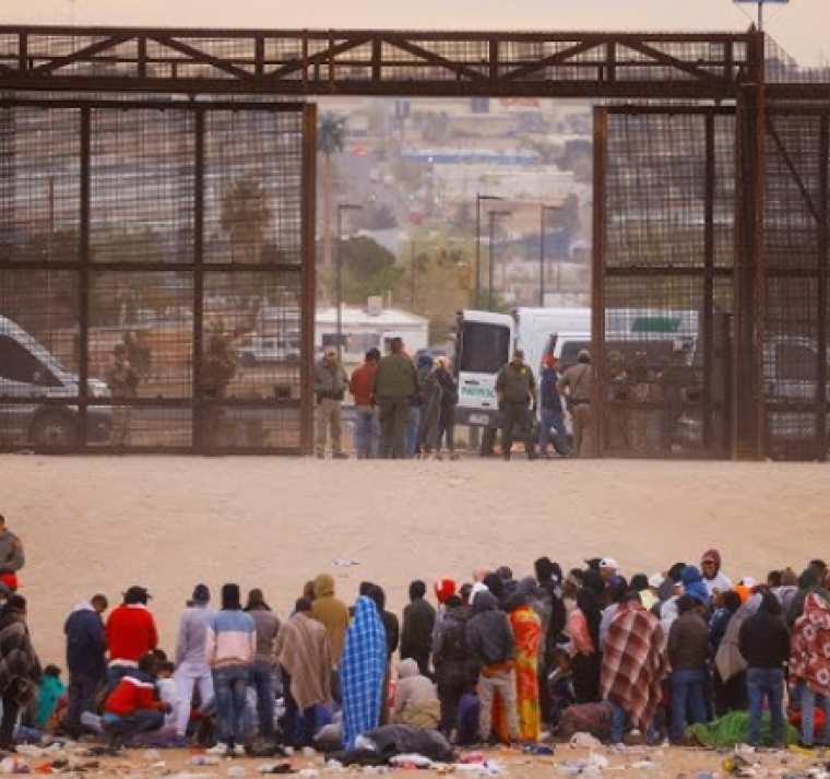 Migrantes se arriesgan en el mar de California ante el cerco de Trump en tierra 