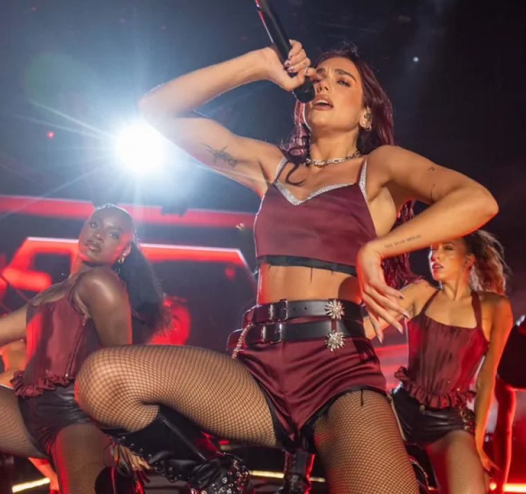 Dua Lipa se adueña de Madrid y se arranca con el ‘Héroe’ de Enrique Iglesias 